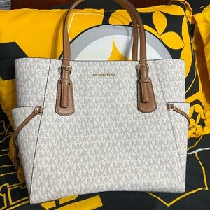 Michael Kors Voyager Tote